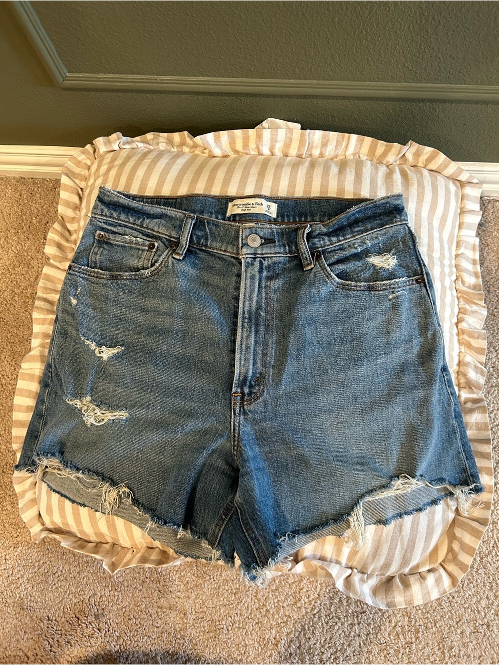 Abercrombie & Fitch Curve Love 4” Mom Short High Rise